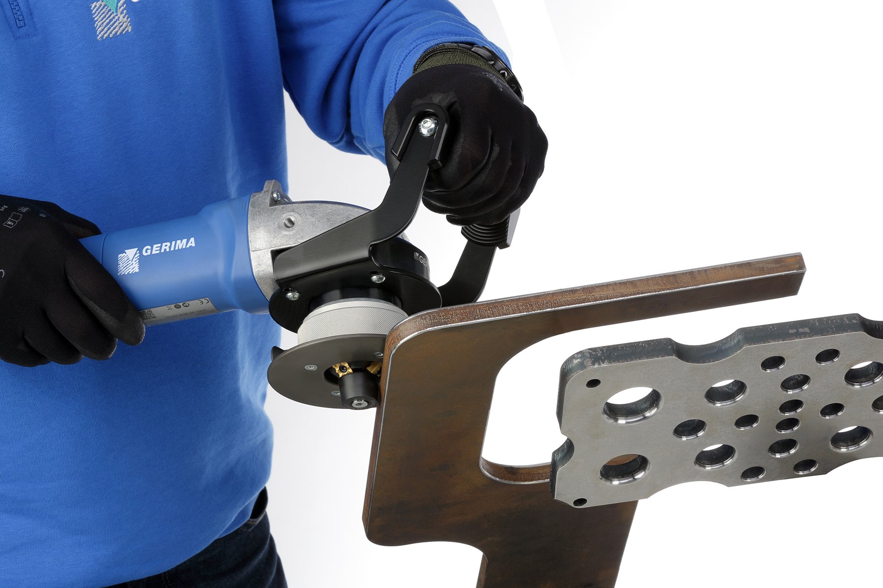 Chanfreineuse portative GERIMA SMA 30 réalisant un chanfrein sur une pièce métallique