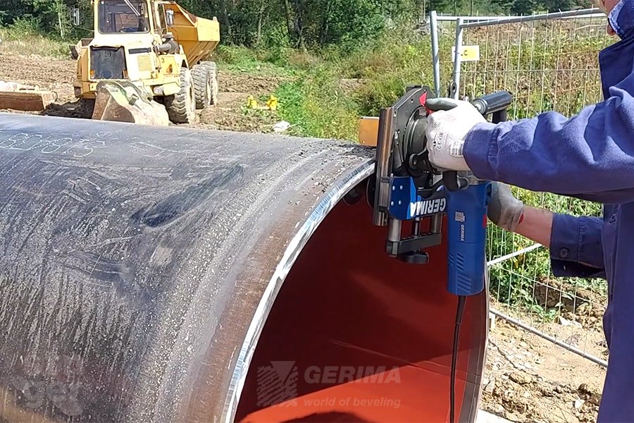 Chanfreinage d'un tube en acier pour la préparation de soudure dans la construction d'un pipeline