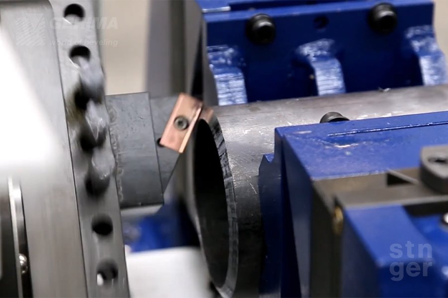 Chanfreinage d'un tube en acier pour la préparation de soudure dans une installation de tuyauterie industrielle