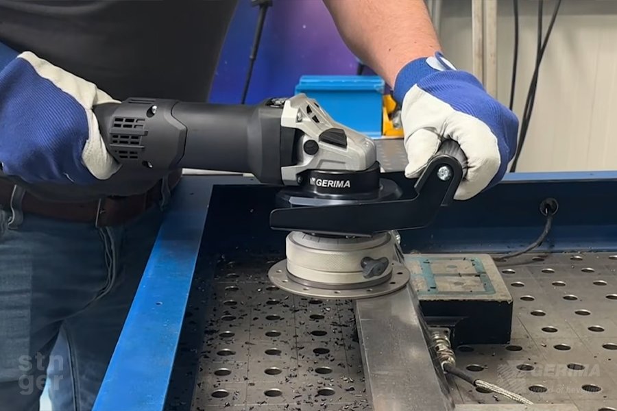 Opérateur utilisant une chanfreineuse GERIMA pour le chanfreinage d'une plaque en acier