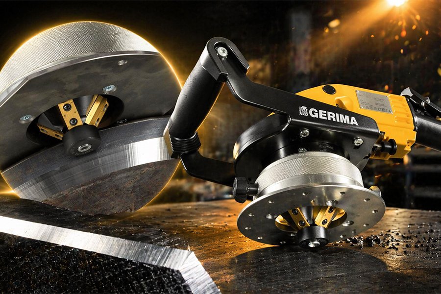 Chanfreineuse pneumatique Gerima réalisant un chanfrein précis sur une pièce en acier industriel