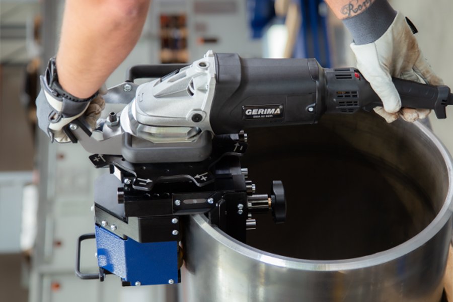 Chanfreineuse pour tubes GERIMA réalisant le chanfreinage d'un tuyau en acier pour la préparation de soudure