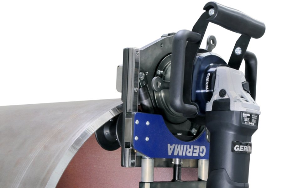 Chanfreineuse pour tubes réalisant le chanfreinage d'un tuyau en acier avant soudure